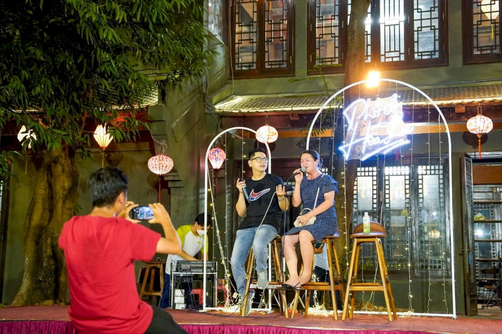 The music turns the market into a living, breathing festival where every visitor becomes part of the celebration